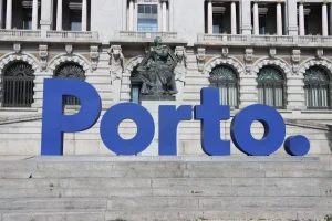 Credit Cards vs. Debit Cards in Portugal: Which Is Best for Travel?